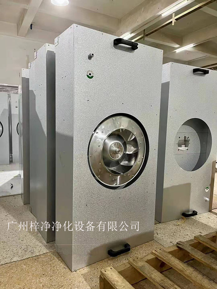 直流FFU適用于半導(dǎo)體、電子、平板顯示器和磁盤驅(qū)動器的廠家及光學(xué)、生物工業(yè)及其它對空氣中污染有嚴(yán)格控制要求的地方。